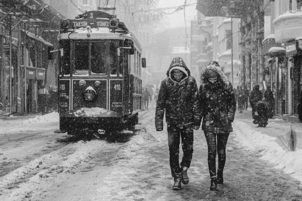 Amantes en Istiklal — Yusuf Eminoglu