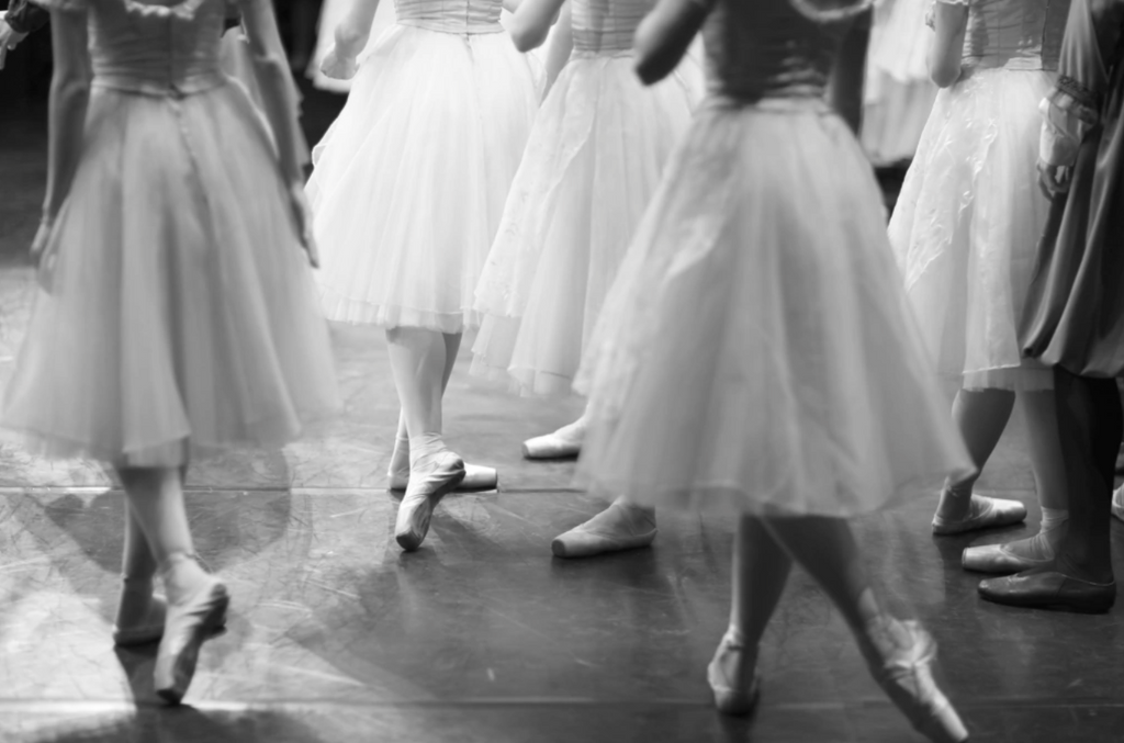 "Coreografía de Sombras" — Serie Entre Sombras y Puntillas — Anna Jurkovska