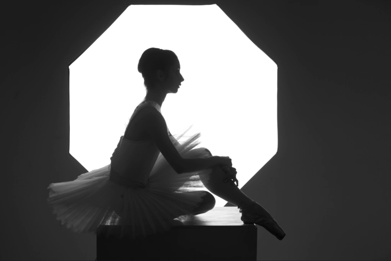 "Silencio en la Luz" — Serie Entre Sombras y Puntillas — Anna Jurkovska